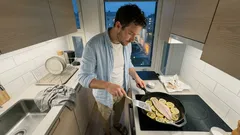 Näin estät kalan tarttumisen pannuun: kuivaus, kunnon kuumuus ja pieni sitruunatemppu