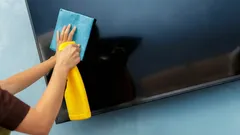 Monet puhdistavat televisiot väärin – näin teet sen ilman raitoja ja naarmuja