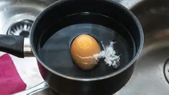 Miksi kananmunat halkeavat keitettäessä – ja miten sen voi välttää yksinkertaisella niksillä