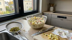 15 minuuttia pilkkomista – ja Stolichny-salaatti pysyy mehevänä: kana ja kraputikut