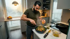 Kana–appelsiini–pinaattisalaatti: yksi yrtti–valkosipuli–chili-marinadi, ja arjen salaatti on oikeasti ruokaisa