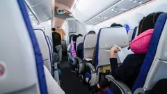 Stewardin yllättävä neuvo: miksi lentokoneessa ei kannata käyttää mustia sukkia