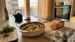 Paastokauden lohturuoka uunista: peruna–sienipaistos, jonka pinta ruskistuu kuin itsestään