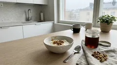 5 minuutin kerrosherkku ilman uunia: kreikkalainen jogurtti, hunaja ja saksanpähkinät, joka yllättää täyttävyydellään