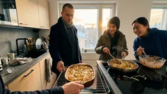 Kun tekee mieli kaalikääryleitä – uunissa paistuvat lavaš-rullat ja yksi helppo kuorrute