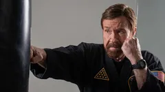 Ei käsipainoja eikä kuntosalilaitteita: miten Chuck Norris pysyi kunnossa 86-vuotiaana.