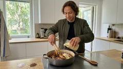 Helppo hapankaali–makkarapata arkeen – paahteinen tomaattipata, jossa on pieni twisti