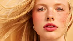 Kuinka saada hiukset kiiltämään kotona yksinkertaisten kotirouvien vinkkien avulla