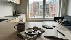 Yksinäisyys vai pärjääminen? Pienet arjen tavat, joilla eristäytyminen voi näyttää itsenäisyydeltä — ja milloin kannattaa pysähtyä