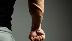 Kaksi yksinkertaista harjoitusta suurten ja vahvojen käsivarsien kehittämiseen ilman kuntosalia