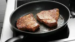 Jos ruoka tarttuu pannuun paistaessa, kokeile tätä niksiä – se auttaa ratkaisemaan ongelman