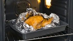 Kummalla puolella folio laitetaan uunipellille – kiiltävä puoli vai mattapinta: onko sillä väliä?