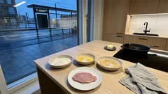 Leikkeen panerointi ilman sormisotkua: märkä käsi, kuiva käsi -sääntö