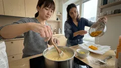 Persikkapiirakan salaisuudet: silkkinen vaniljakreemi ja murukansi, joka onnistuu aina