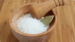 Kulhollinen suolaa ja kolme laakerinlehteä ikkunalaudalle – toimiva keino yleistä ongelmaa vastaan