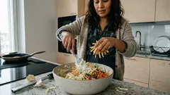 Elegantt-salaatti pekinkaalista – pari pientä niksiä tekee mausta tasapainoisen