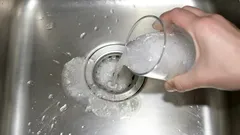 Ei enää etikkaa tai ruokasoodaa: jo puoli lasillista tätä ainetta avaa minkä tahansa lavuaaritukoksen