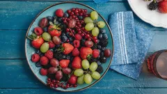 Tämä kaikkien rakastama marja on kaikkein haitallisin – silti ostamme sitä herkkuna ja houkuttelemme lapsia syömään sitä