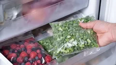 Ruoka-aineet, joita ei koskaan pitäisi pakastaa, mutta joita monet silti pakastavat