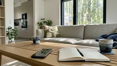 Kun rauha tuntuu uhkaavalta: opittu tuottavuuspakko, joka vie läsnäolon parisuhteessa