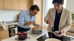 Mehevä jogurttikakku marjoilla ja mustaherukalla – niksi, jolla kypsyys osuu kohdalleen