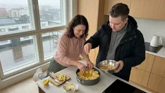 Näin syntyy murupintainen pullakukka-omenapiirakka – tämä katoaa pöydästä pala palalta