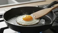 Tämä niksi muuttaa elämäsi: miksi lisätä jäitä, kun paistat kananmunia?