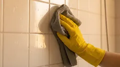 Näin estät saippuajäämän kertymisen: nopea viikkorutiini, joka pitää laatat kirkkaina