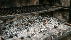 Ennen kuin heität grillituhkan pois, tutustu kolmeen hyödylliseen tapaan, joilla siitä voi olla vielä hyötyä