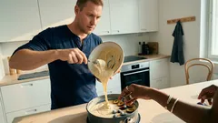 Pieni niksi smetanan kanssa: mehevä hedelmäpiirakka, joka onnistuu aina