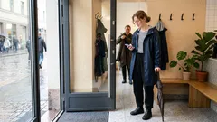 Unohtuuko nimi juuri tervehdyksessä? Yleinen syy – ja kevyt keino päästä yli