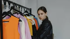 Väripsykologia vaatekaapissasi: 3 voimaväriä, jotka herättävät kunnioitusta ja ihailua