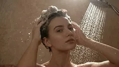 Rasvoittuva tyvi ja kuivat latvat: pesurytmi, joka tasapainottaa päänahan ja pituudet