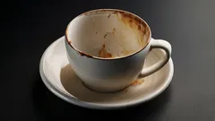 Edullinen ja tehokas: mitä kaataa mukiin, jotta kuivunut kahvikerrostuma irtoaisi yhdellä pyyhkäisyllä?