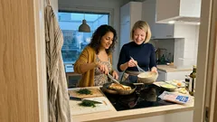 Valmistuu 15 minuutissa – rapeat lavaš-rullat munatäytteellä ja pieni pintakikka