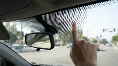 Tuulilasin musta reunus ja pisteet: mitä ne tekevät ja miksi ne ovat tärkeitä