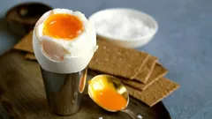 Pehmeäksi keitetty kananmuna: näin saat täydellisen juoksevan keltuaisen