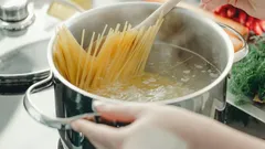 Miksi pastan keitinvettä ei kannata kaataa viemäriin