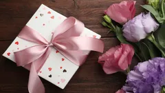 Mitä antaa tytölle 8. maaliskuuta: ajattomat klassiset lahjaideat