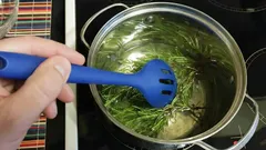 Miksi rosmariinin oksaa kannattaa keittää kotona ja mihin sitä käytetään?