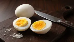 Näin keität kananmunat niksillä, jotta keltuainen ei murene leikattaessa