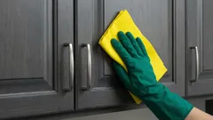 Kuinka puhdistaa keittiön kaapin ovet rasvasta 10 minuutissa ilman soodaa: yksinkertainen kotitekoinen keino ilman kalliita kemikaaleja