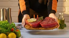 Miksi raakaa lihaa ei kannata pestä hanan alla ennen kypsennystä?