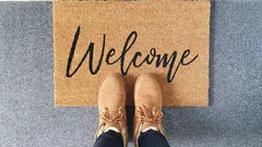 Mitä laittaa ovimaton alle, jotta lattia pysyy kuivana: näppärä niksi