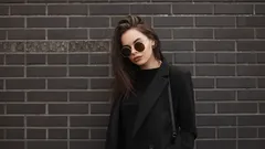 Se ei ole pelkkää tyyliä: mitä psykologia kertoo ihmisistä, jotka pukeutuvat aina mustaan?