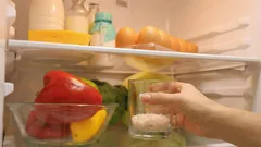 Tavallinen lasillinen suolaa jääkaapissa ratkaisee yleisen ongelman: helppo niksi laiskoille kotirouville