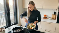 15 minuuttia ja kulho valmiiksi: kasakkasalaatti broilerinmaksasta – ja pieni niksi, jos maksa jännittää