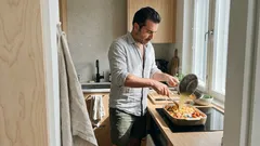 Kermainen pastavuoka uunissa – yllättävä juju: pieni pala graavi- tai suolalohta riittää