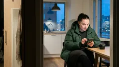 Perheen WhatsApp-ryhmä on täynnä viestejä – silti kuulumiset jäävät kuulematta