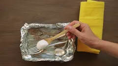 Tummunut hopea taas kiiltäväksi: folio–sooda-menetelmä vaihe vaiheelta